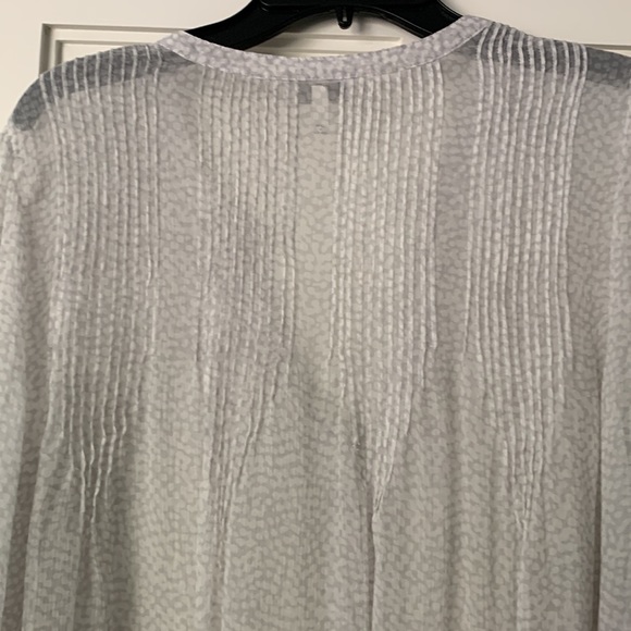 Contemporary white and gray Joie silk blouse - Picture 6 of 7